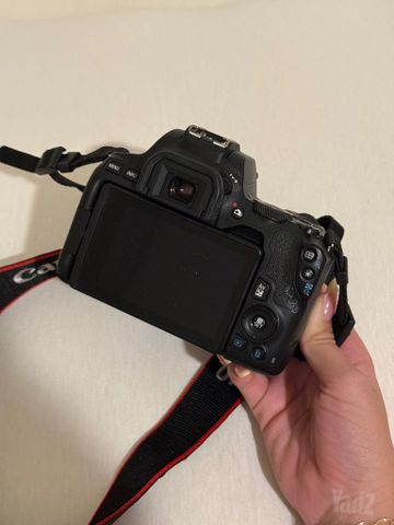 Canon EOS 250D מצלמת