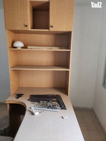 שולחן כתיבה וספריה