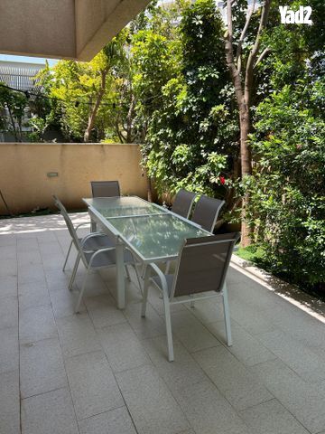 שולחן חצר