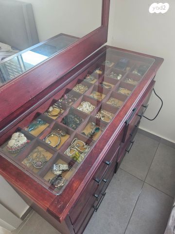 שידה מעץ מלא עם מראה