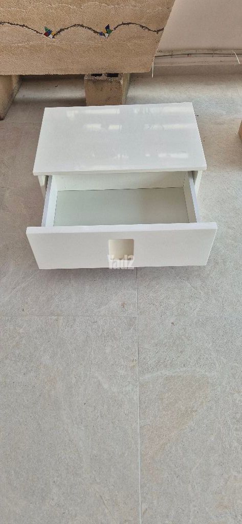 שידה לצד מיטה בצבע לבן מבריק