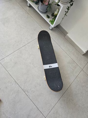 סקייטבורד Quiksilver