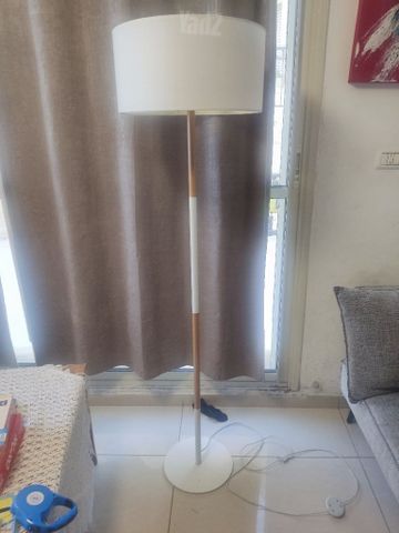 מנורה עומדת