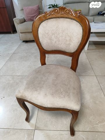 שולחן אוכל וכסאות
