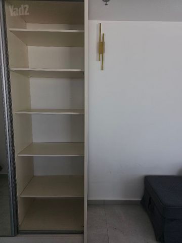 ארון עם מראה