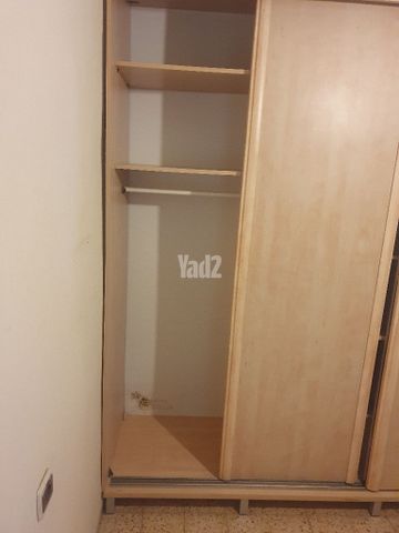 ארון מעץ מלא