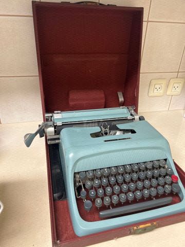 מכונת כתיבה olivetti studio 44