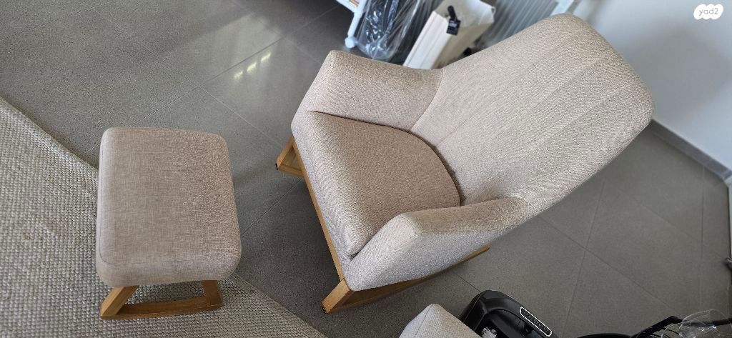 כורסת הנקה /כסא נדנדה לטלויזיה