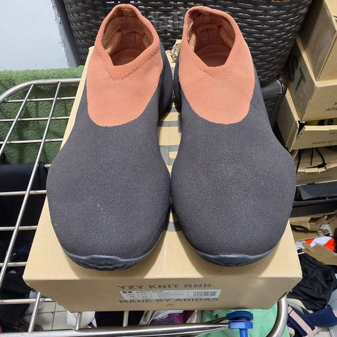 נעליי yeezy דגם knit rnr