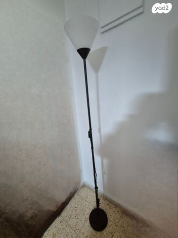 מנורה עומדת