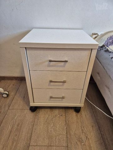 שידה עם גלגלים