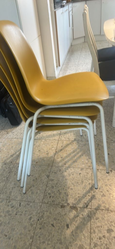 4  כסאות