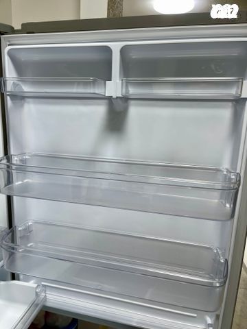מקרר מקפיא תחתון עם יצרן קרח