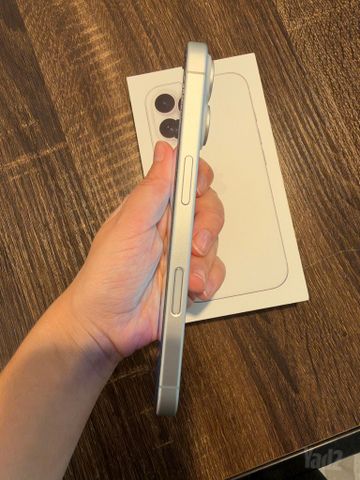 iPhone 16 לבן