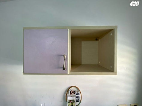 מדף קיר עם דלת