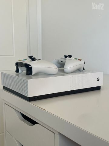Xbox One S + 2 שלטים