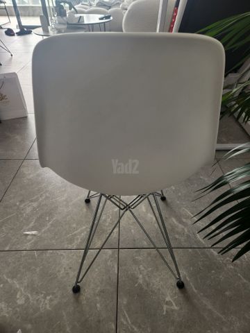 2 כיסאות Vitra Eames DSR