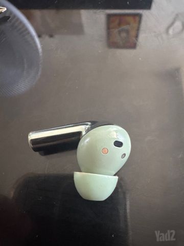 Left Oneplus buds 3