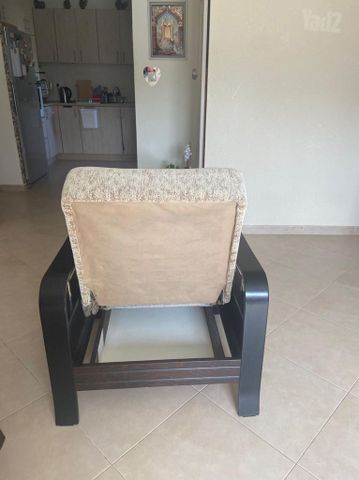 כורסא לסלון מעץ
