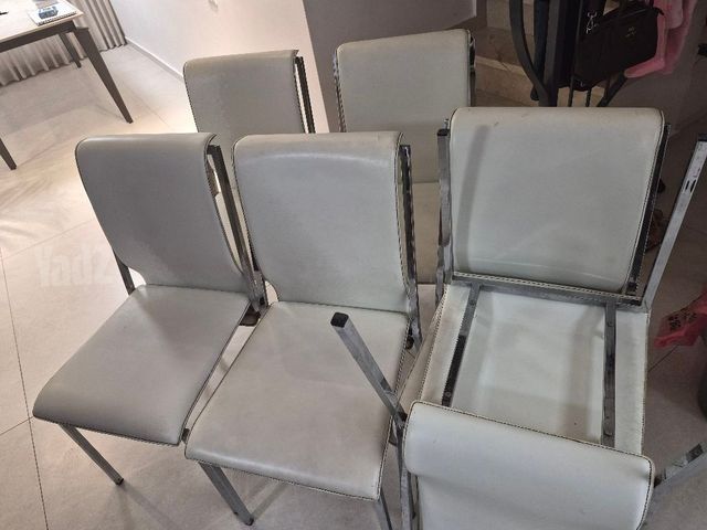כיסאות עור לבן