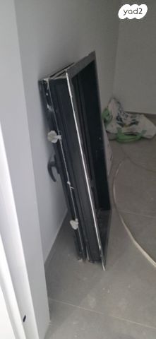 2 גופי תאורה וחלון