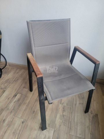 שולחן עץ נפתח