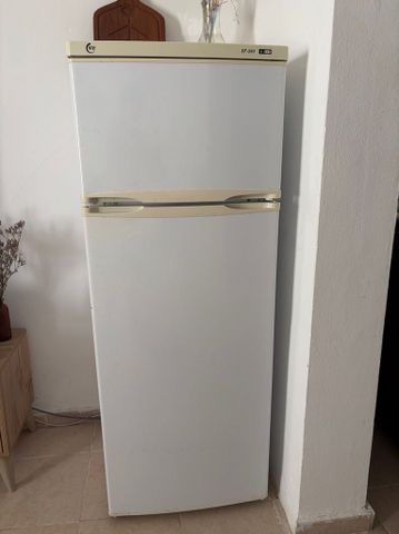מקרר לבן