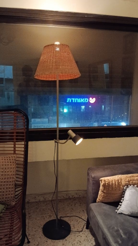 מנורה עומדת