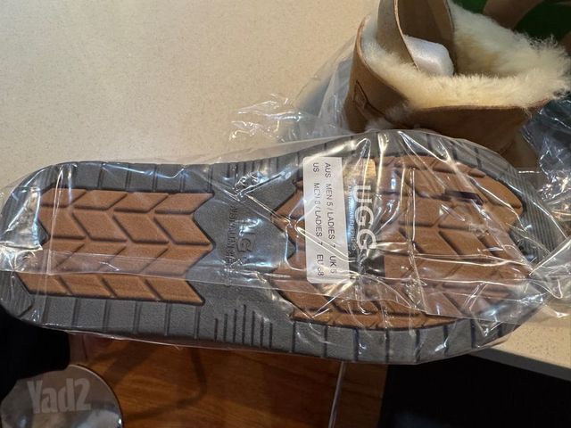 *NEW* UGG AUSTRALIA 38
