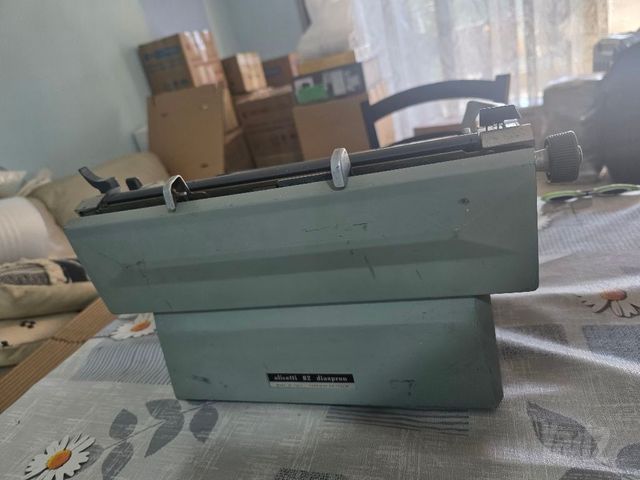 מכונת כתיבה olivetti 82