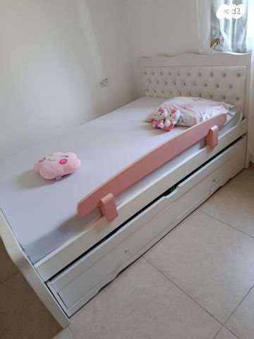 מיטה וחצי בנות