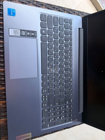 Lenovo IdeaPad Slim 3 15IAH