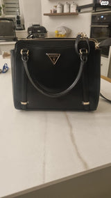 תיק של המותג guess