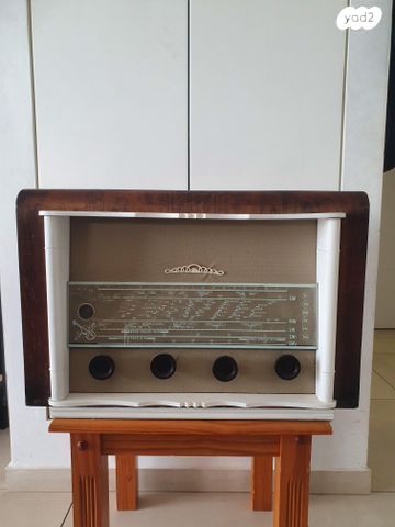 2 מקלטי רדיו מנורות