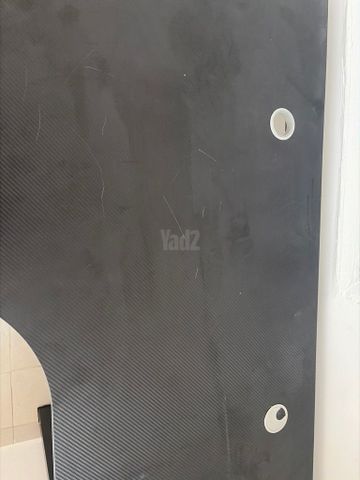 שולחן עם שני מדפים