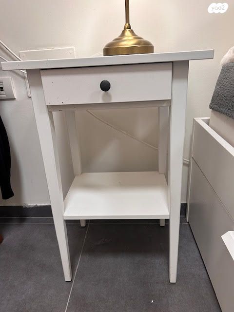 2 שידות ו 2 מנורות צד