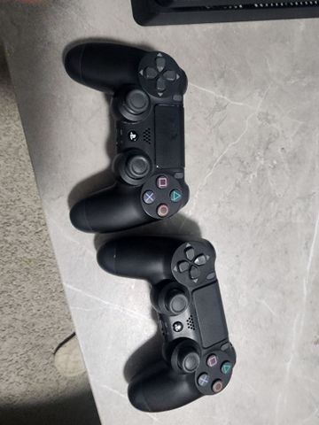 PS4 Slim 1TB + 2 שלטים