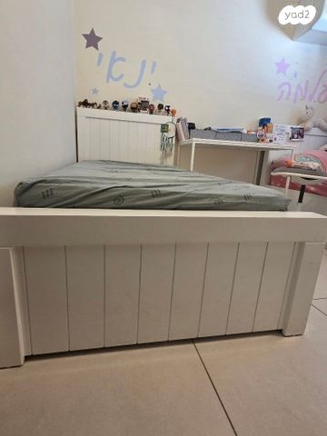 2 מיטות יחיד + מזרונים