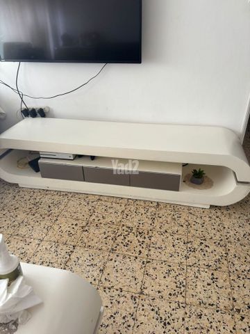 מזנון ושולחן