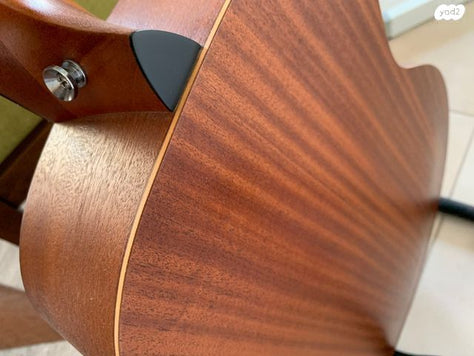 גיטרה אקוסטית TAYLOR