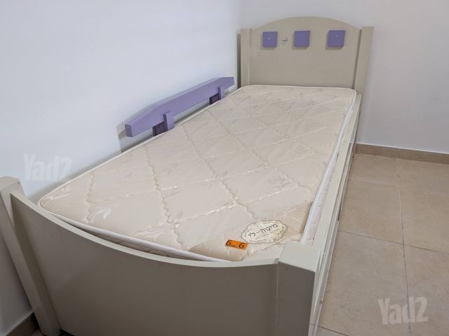 מיטת עץ מלא