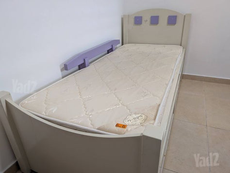 מיטת עץ מלא