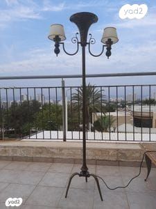 עמוד תאורה עתיק. מנחושת.