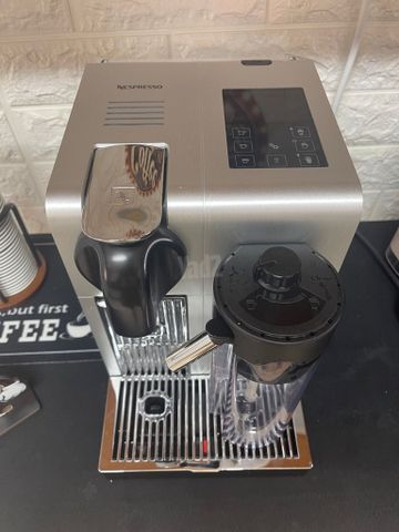מכונת Nespresso Lattissima Pro