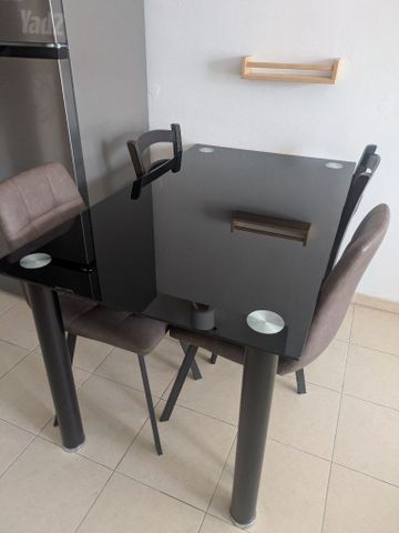 שולחן זכוכית
