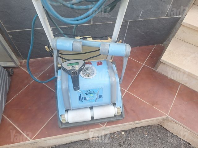 רובוט  לניקוי בריכה