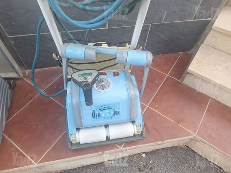 רובוט  לניקוי בריכה