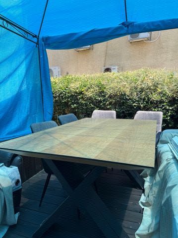 שולחן וכסאות