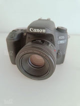 מצלמת Canon EOS 77D.