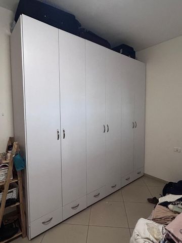 ארון שש דלתות ושולחן עבודה